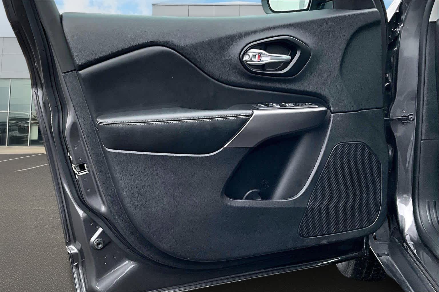 Thumbnail: 2022 Jeep Cherokee - 28