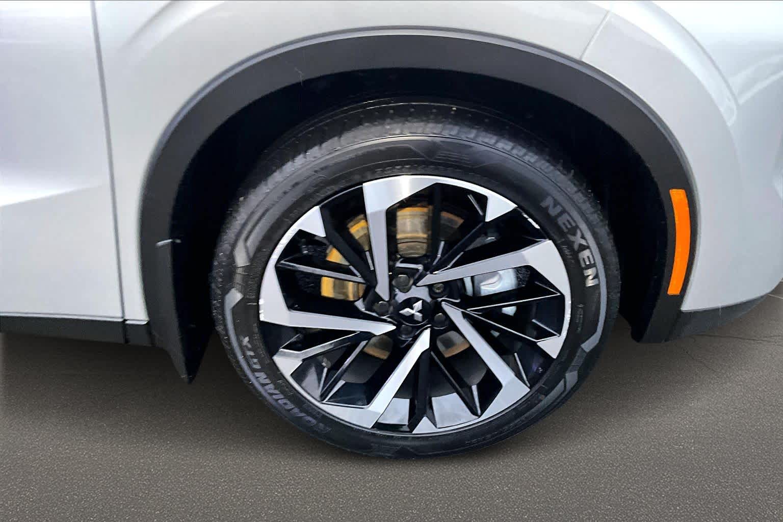 Thumbnail: 2023 Mitsubishi Outlander - 34