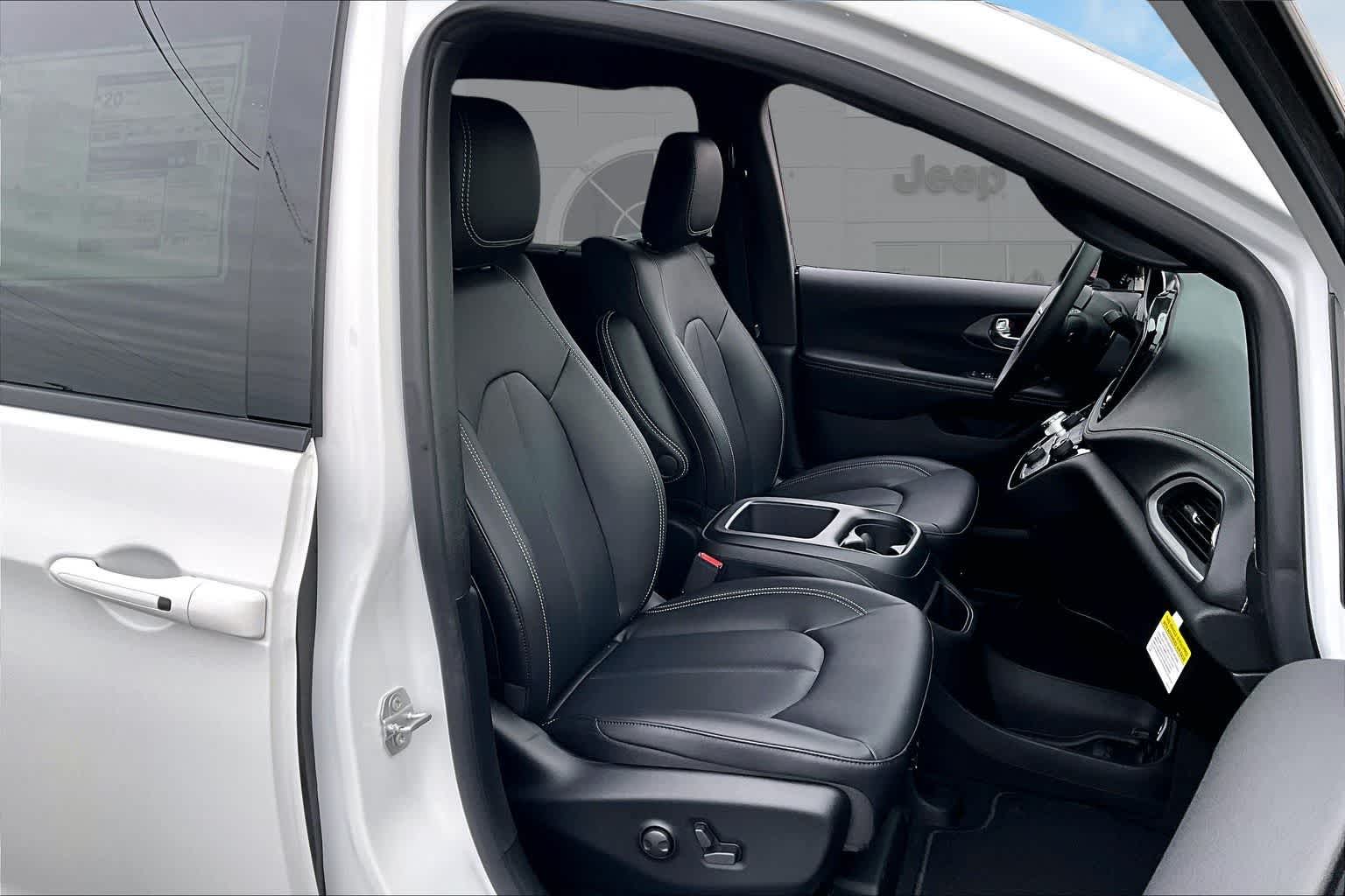 Thumbnail: 2026 Chrysler Pacifica - 14