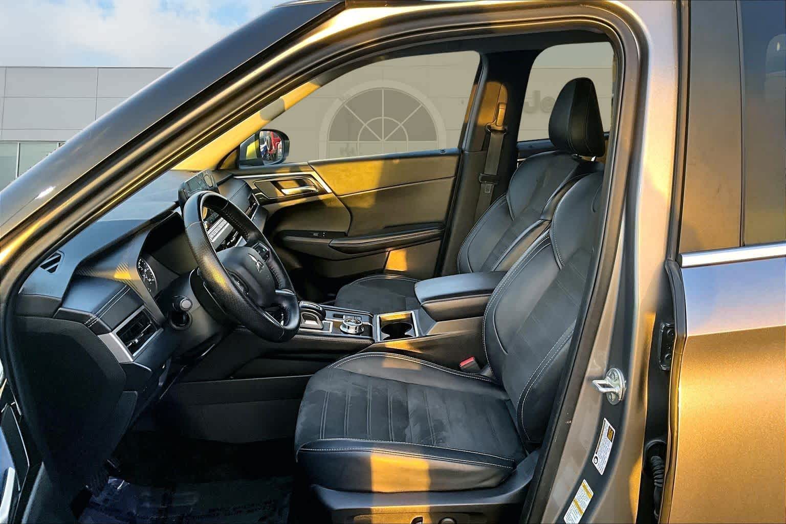 Thumbnail: 2024 Mitsubishi Outlander - 11