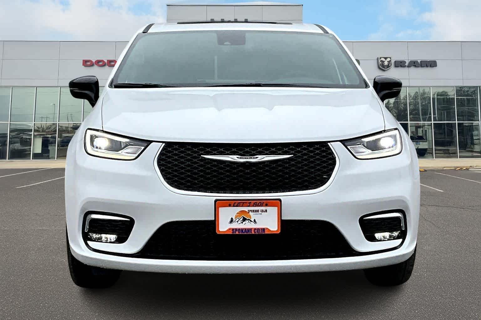 Thumbnail: 2026 Chrysler Pacifica - 7