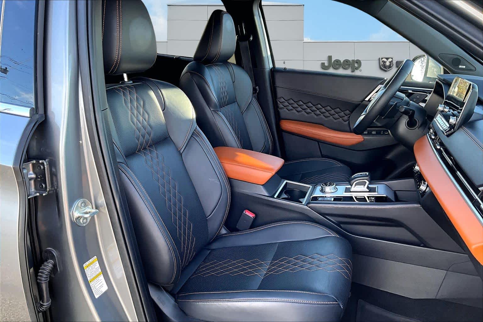 Thumbnail: 2023 Mitsubishi Outlander - 14