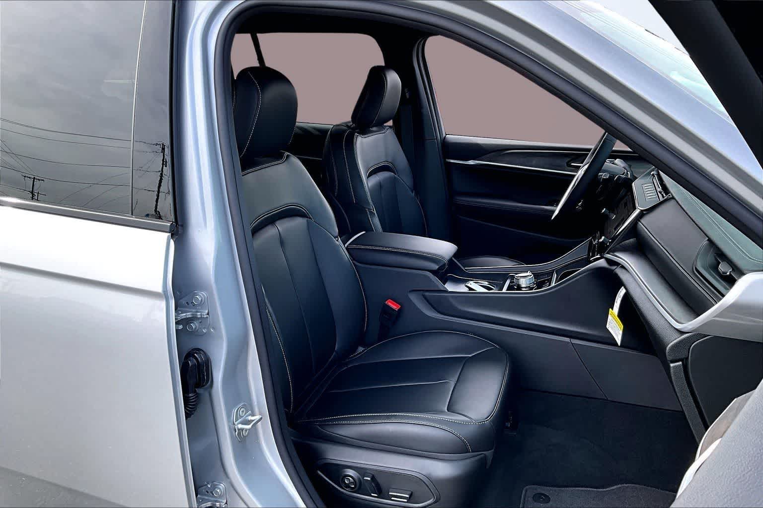 Thumbnail: 2026 Jeep Grand Cherokee - 14