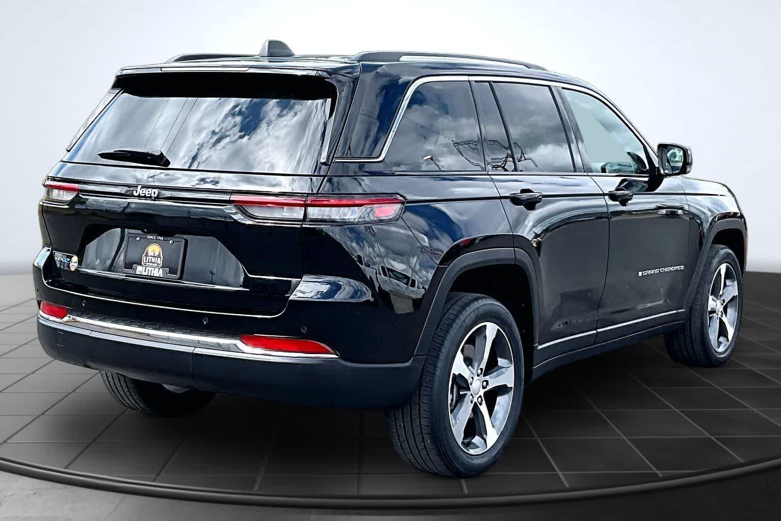 Thumbnail: 2022 Jeep Grand Cherokee - 23