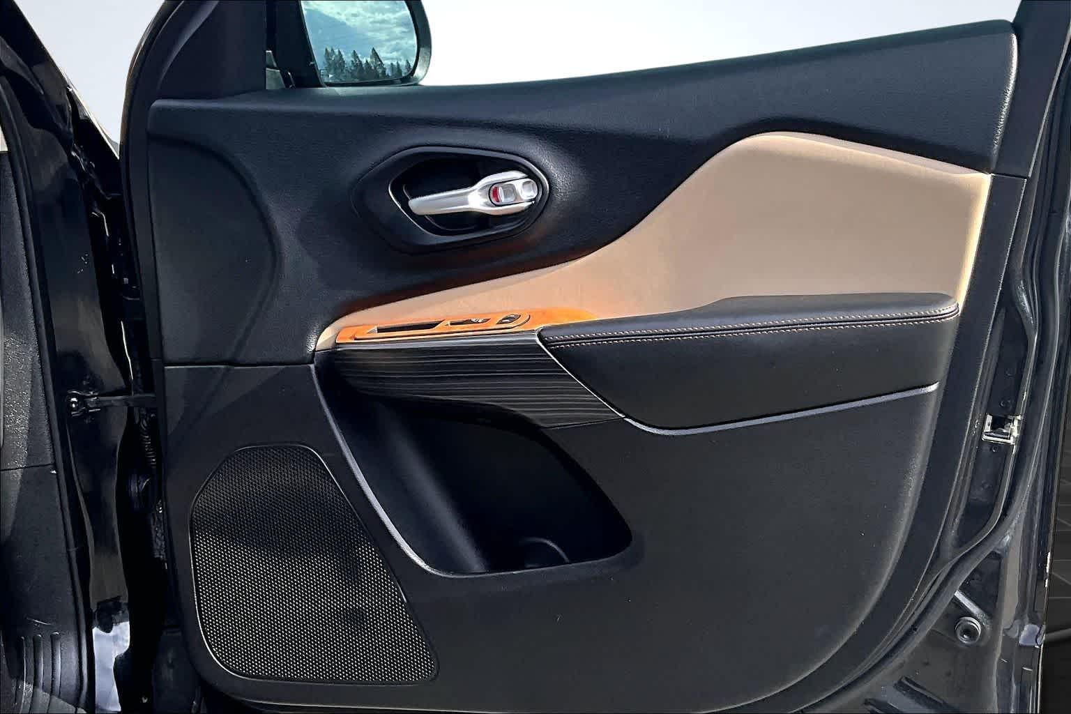 Thumbnail: 2015 Jeep Cherokee - 29