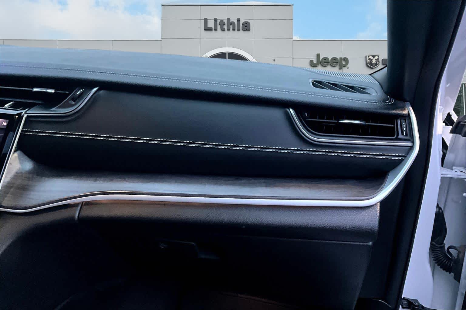 Thumbnail: 2024 Jeep Grand Cherokee - 24