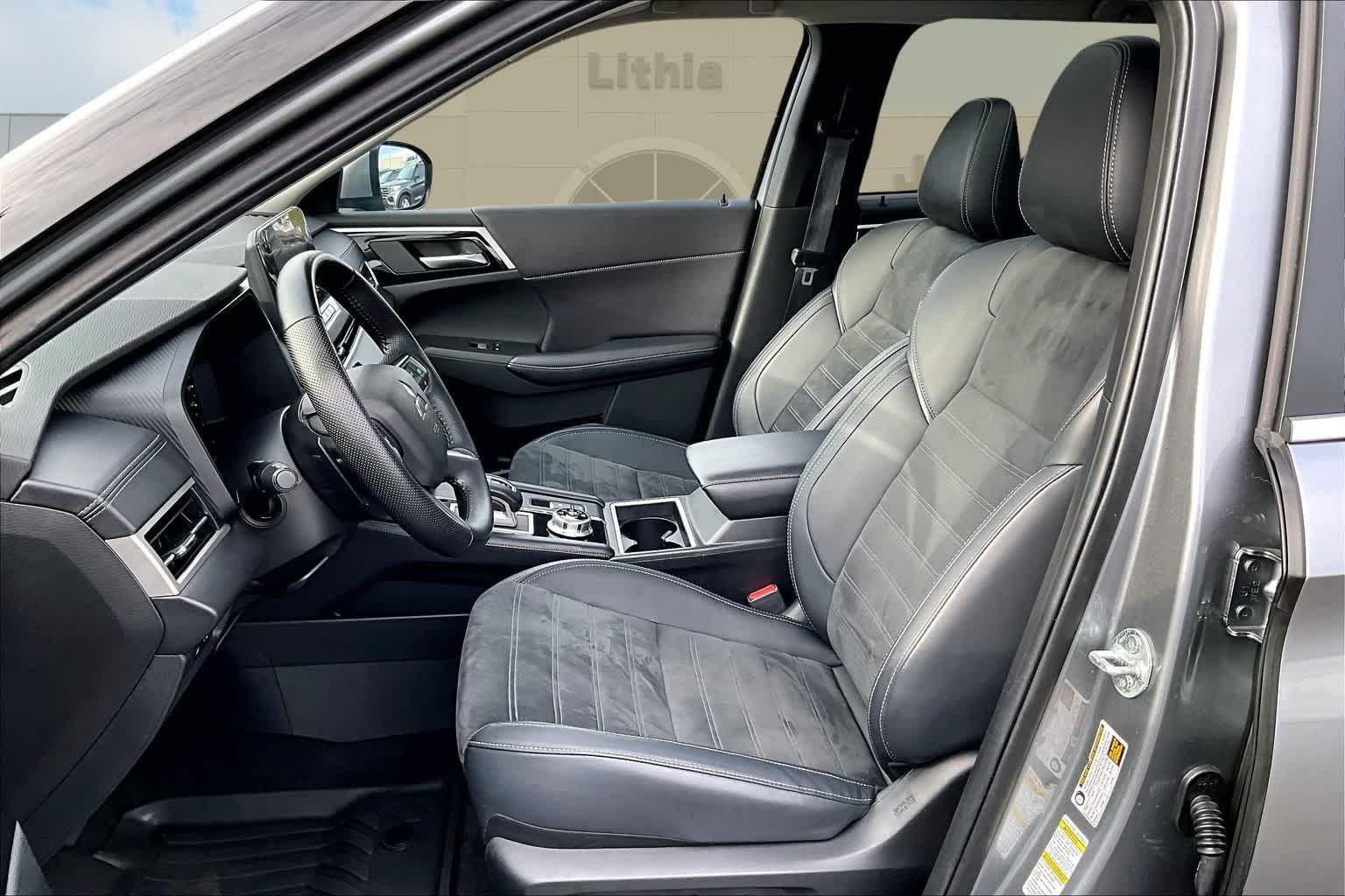 Thumbnail: 2023 Mitsubishi Outlander - 11