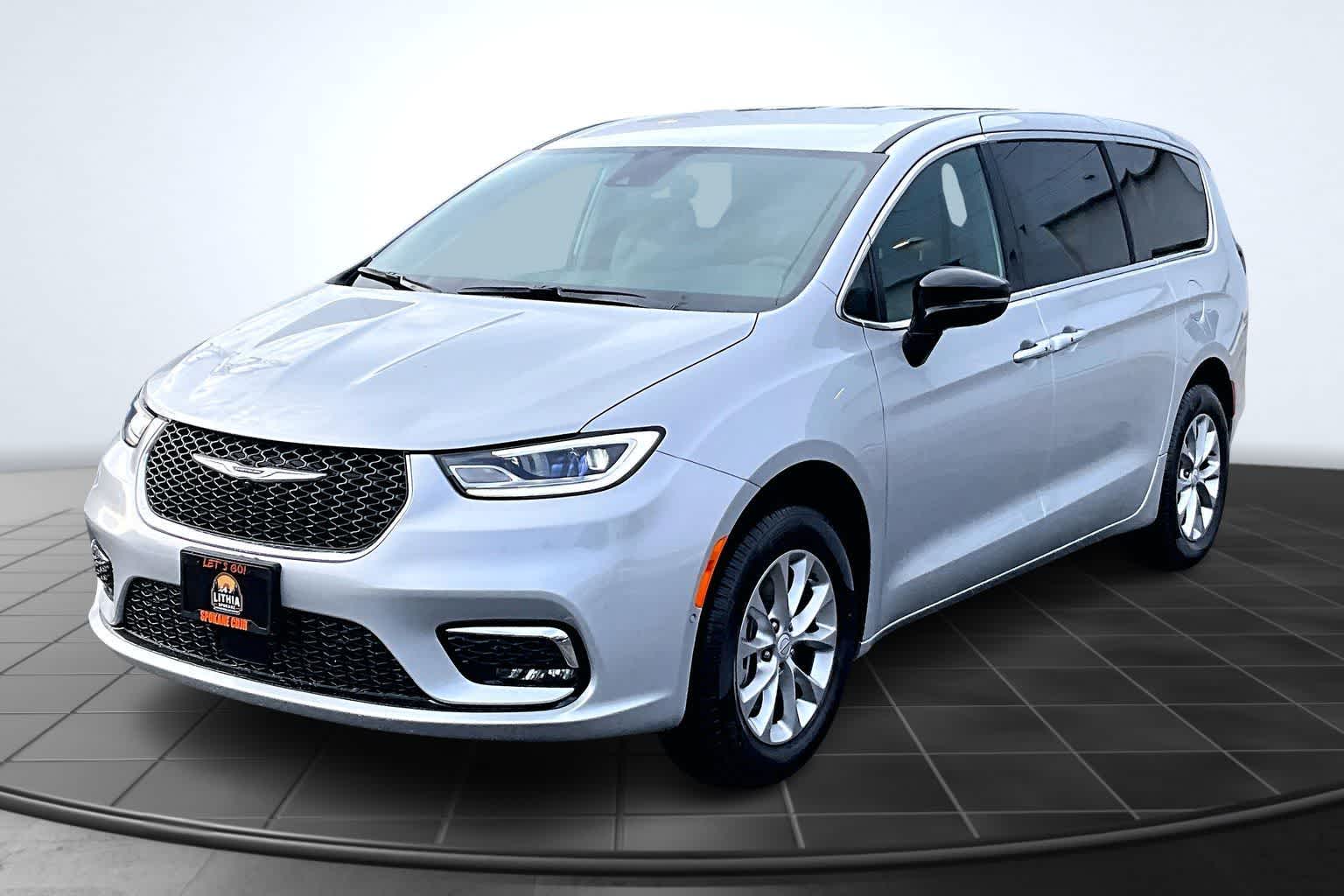 2026 Chrysler Pacifica Select AWD's photo