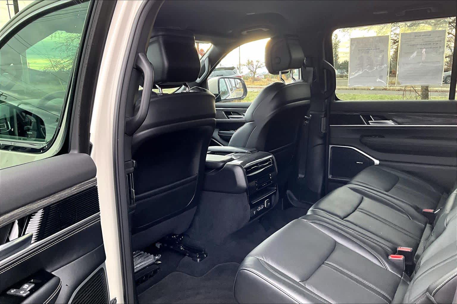 Thumbnail: 2022 Jeep Wagoneer - 12