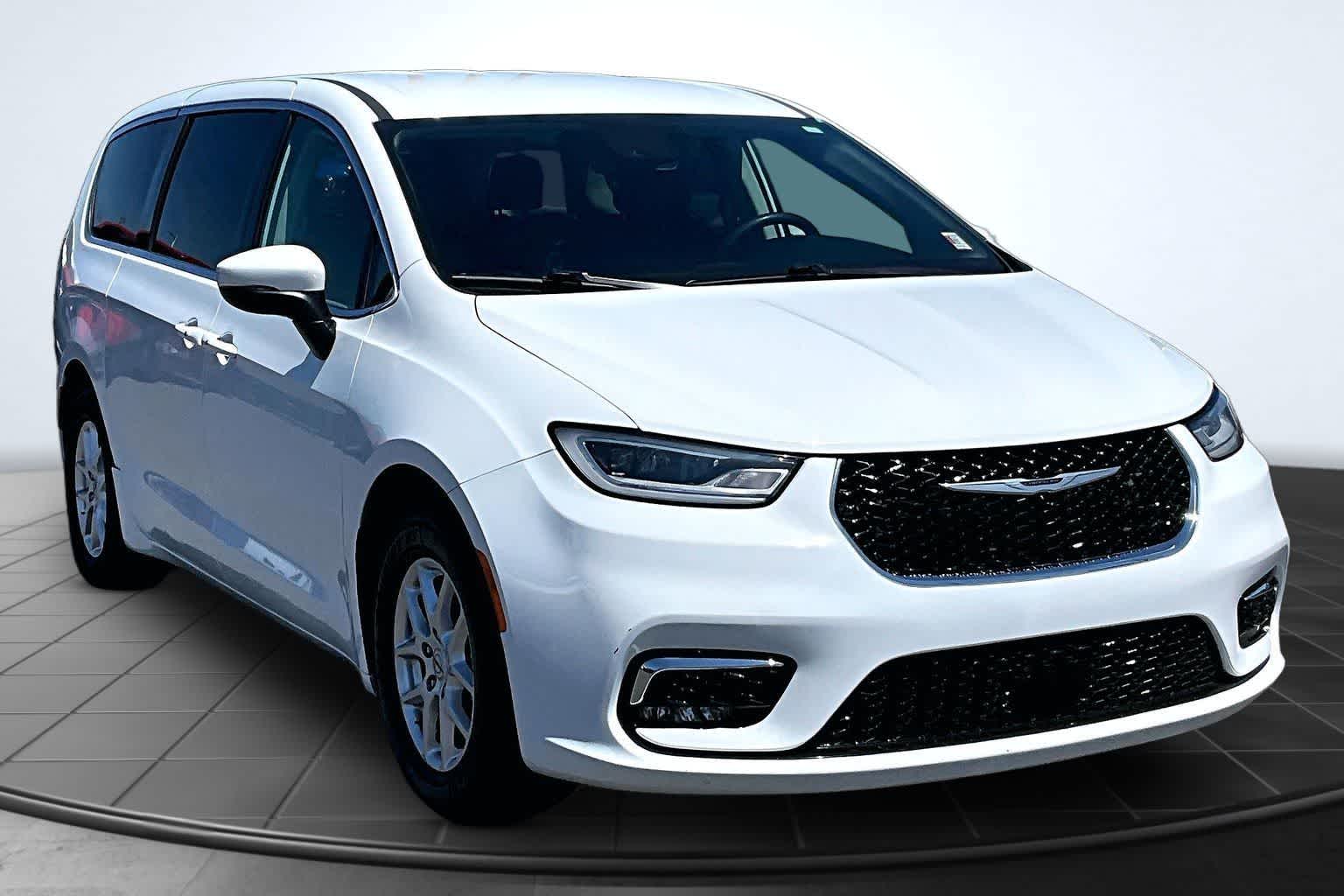 Thumbnail: 2023 Chrysler Pacifica - 21