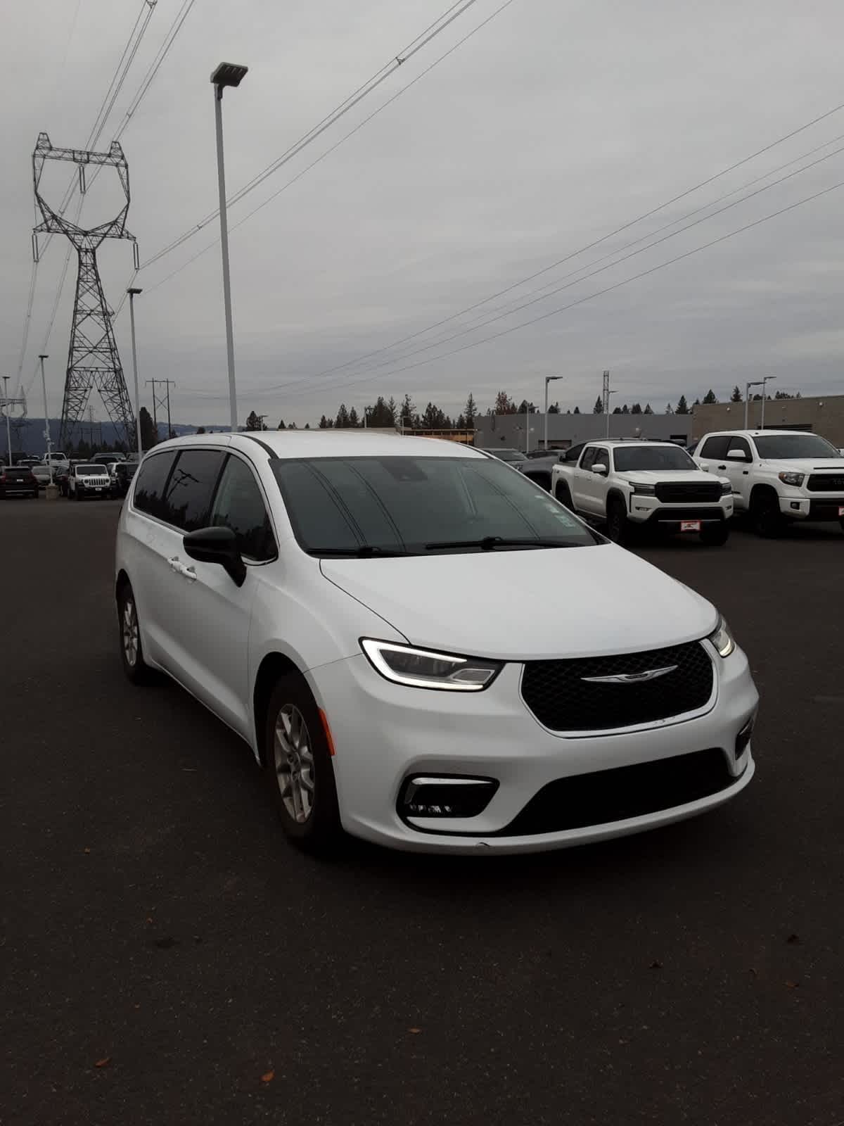 2024 Chrysler Pacifica Touring L photo 3