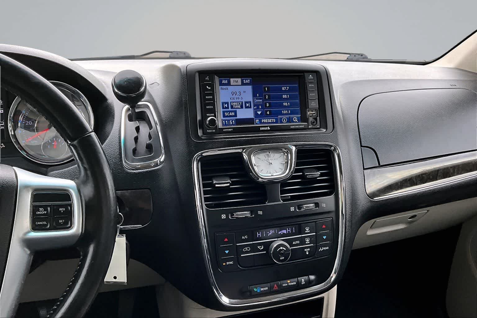 Thumbnail: 2012 Chrysler Town & Country - 16
