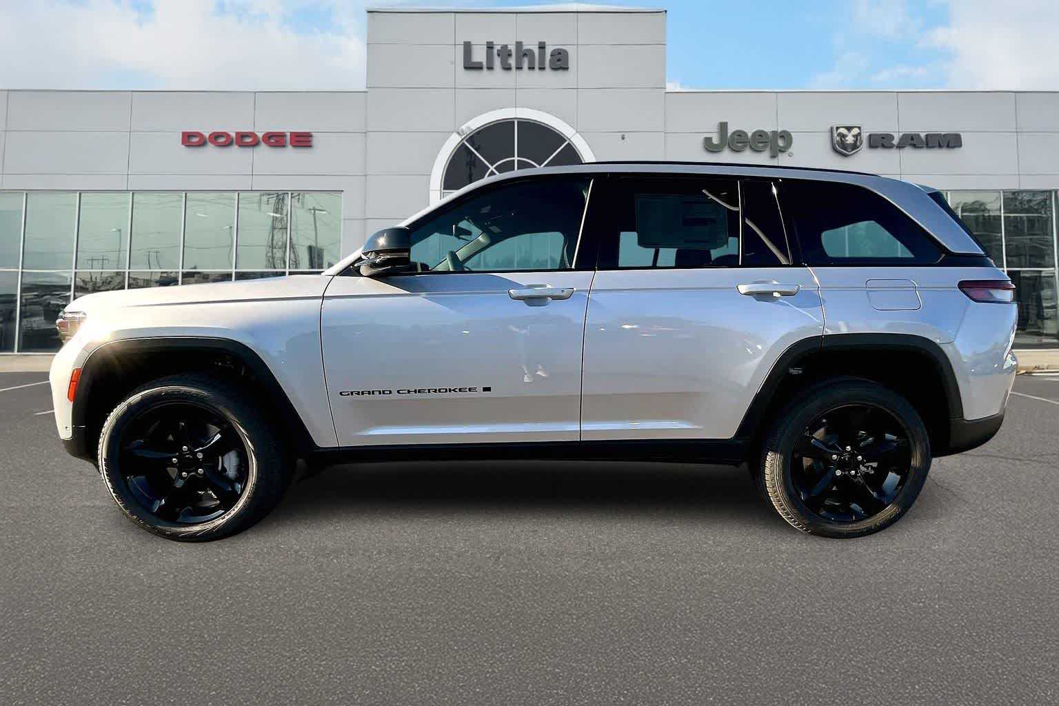 Thumbnail: 2025 Jeep Grand Cherokee - 3