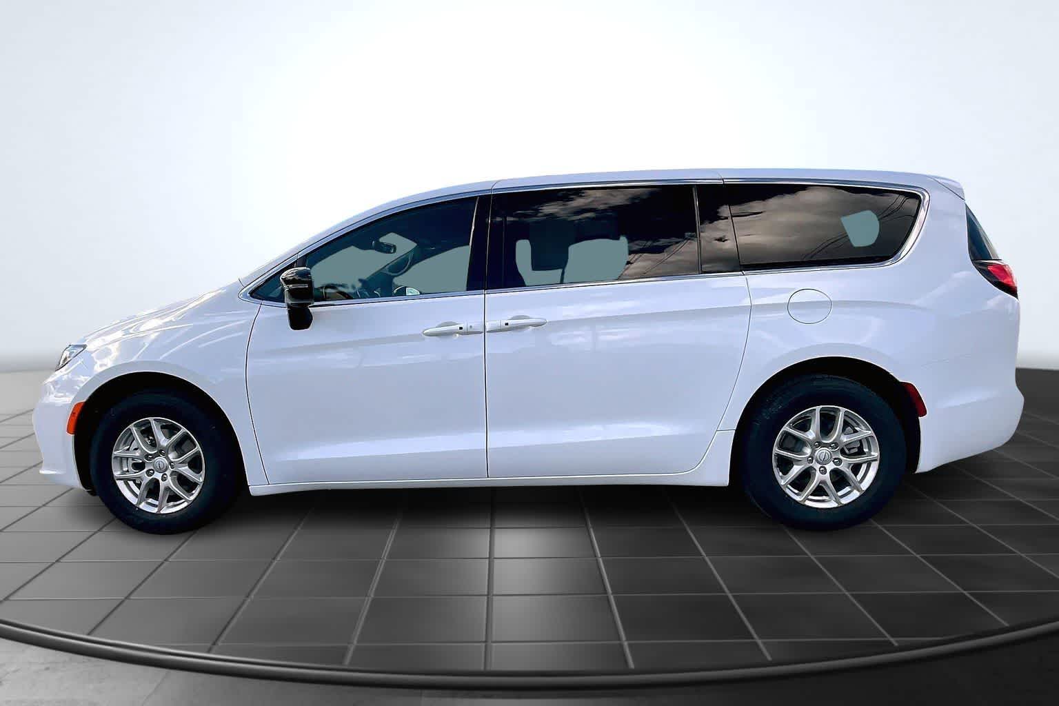 Thumbnail: 2026 Chrysler Pacifica - 3