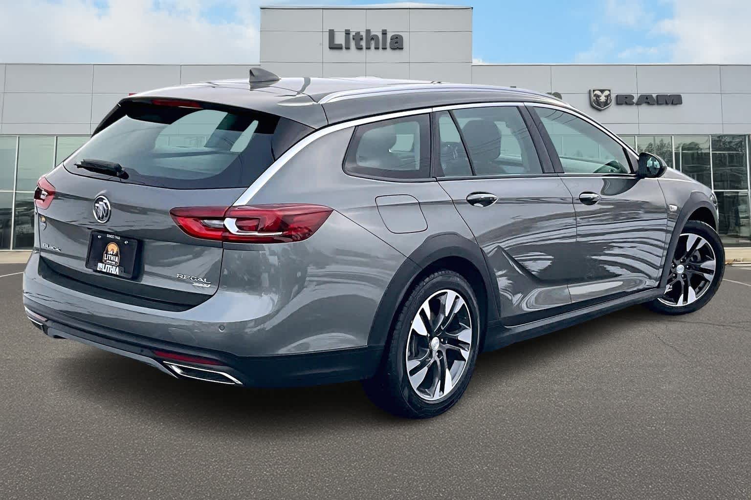 Thumbnail: 2018 Buick Regal - 23