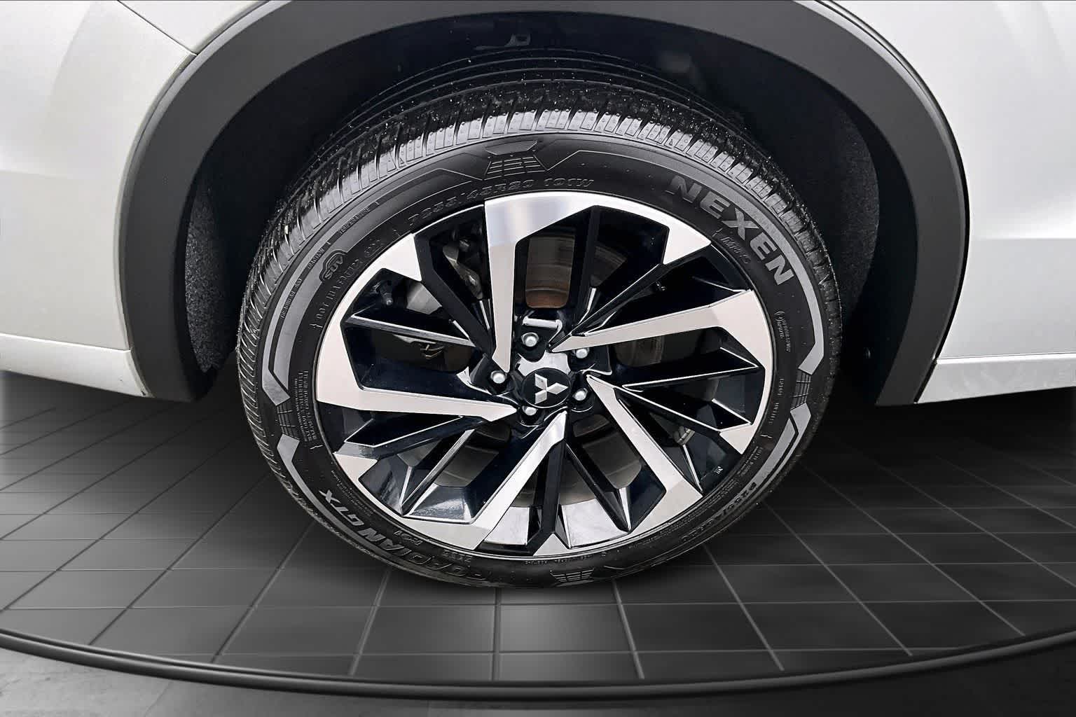 Thumbnail: 2023 Mitsubishi Outlander - 35