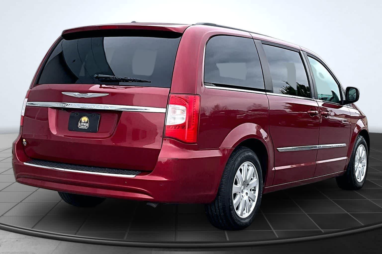 Thumbnail: 2012 Chrysler Town & Country - 23