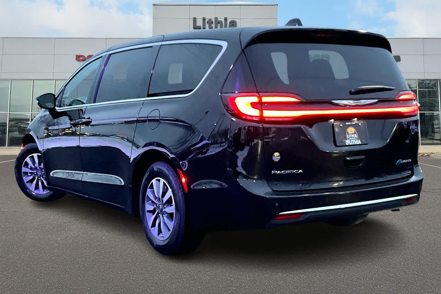 Thumbnail: 2024 Chrysler Pacifica - 4