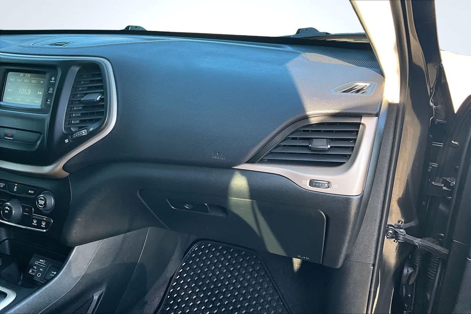 Thumbnail: 2016 Jeep Cherokee - 24