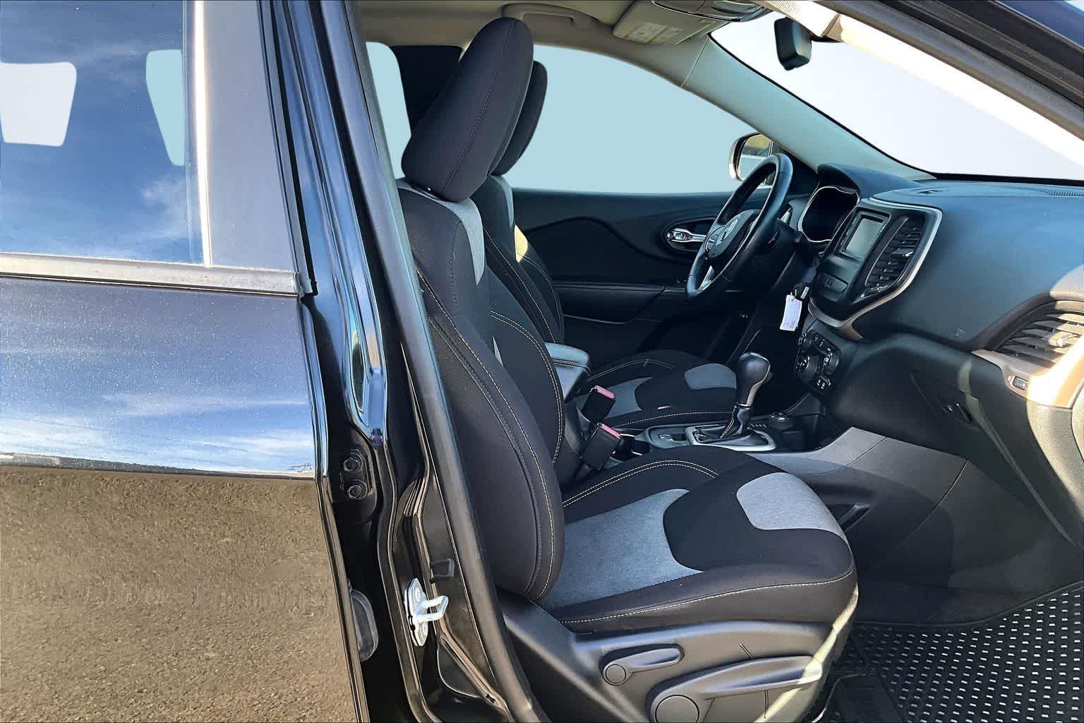 Thumbnail: 2016 Jeep Cherokee - 14