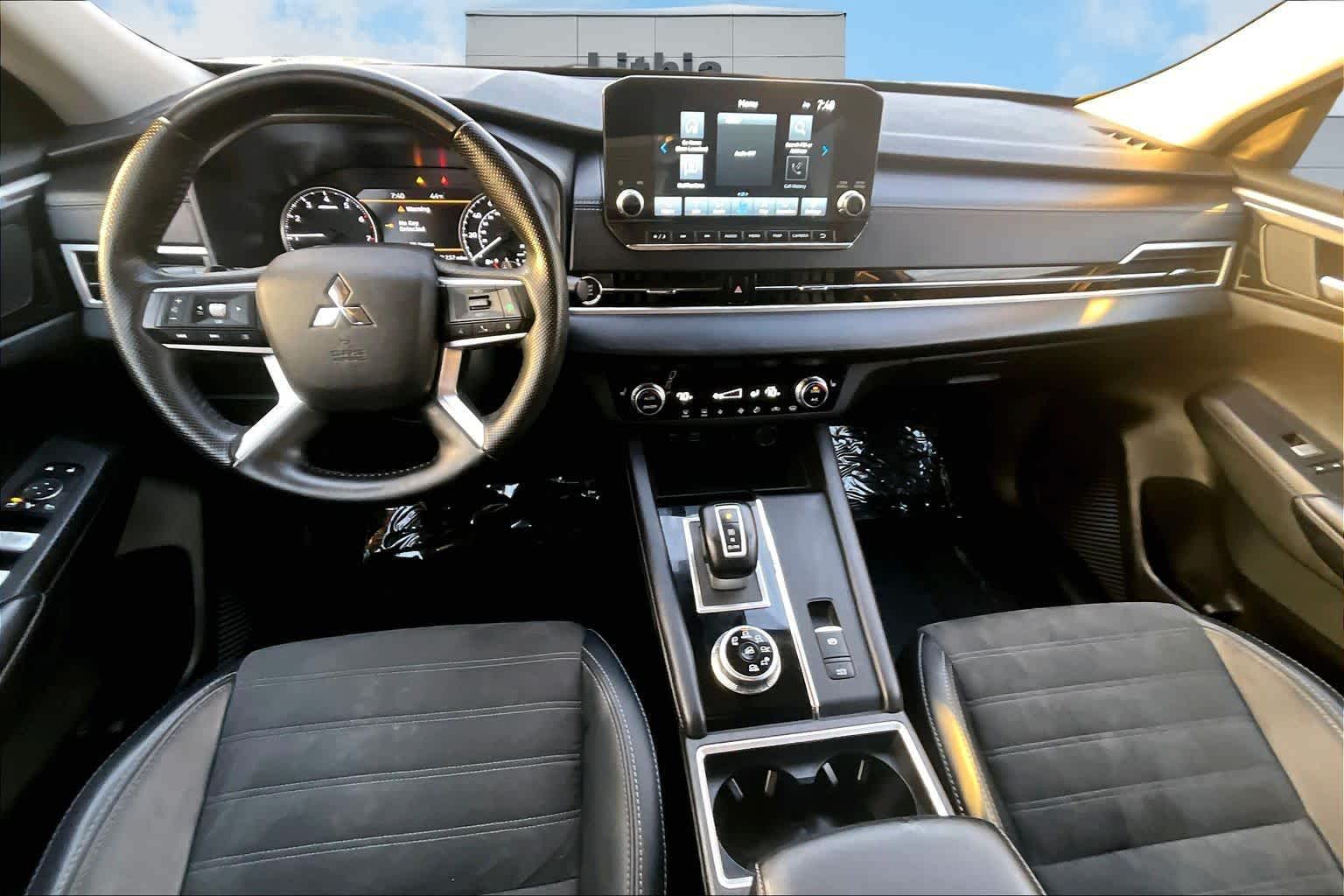 Thumbnail: 2024 Mitsubishi Outlander - 10