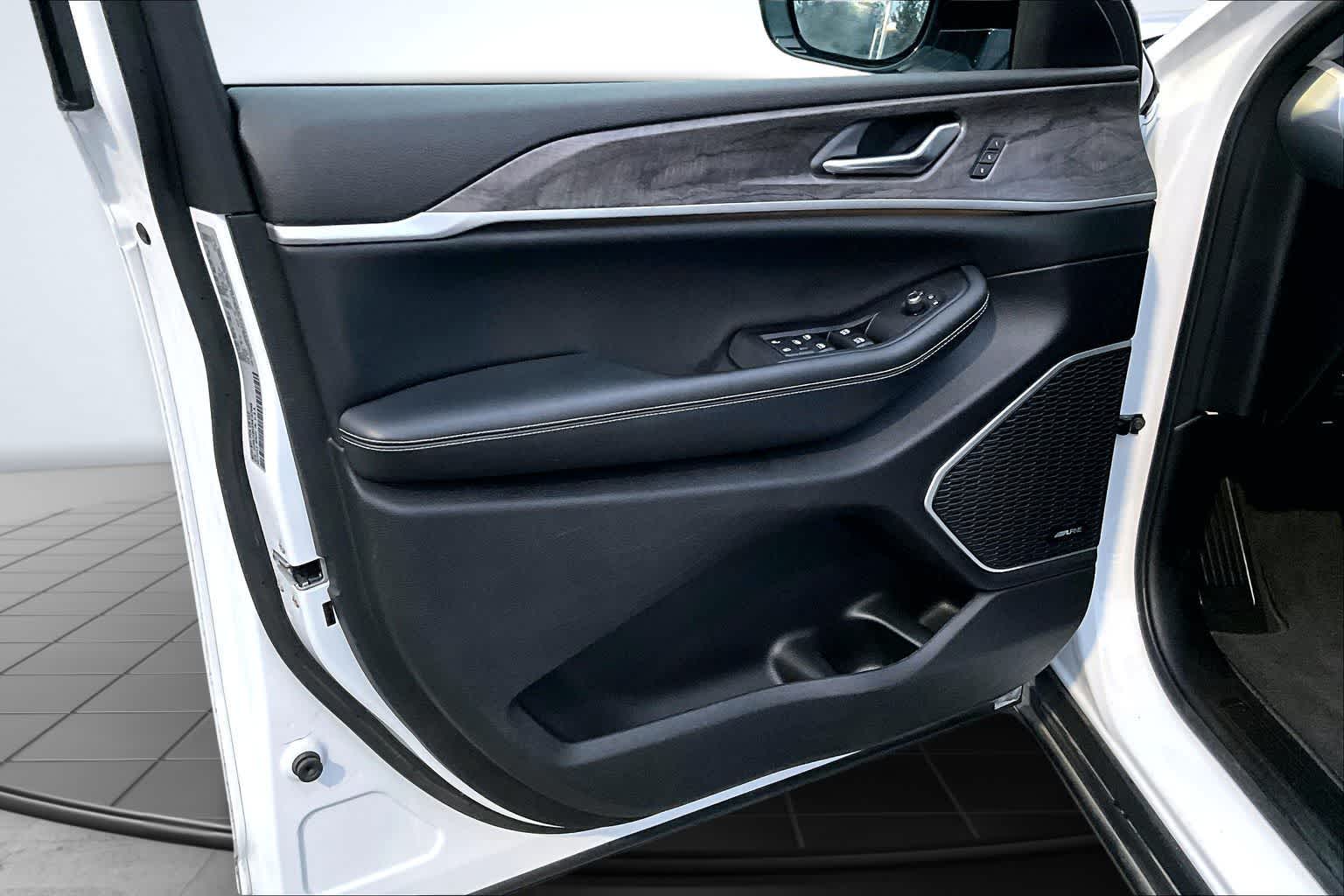 Thumbnail: 2022 Jeep Grand Cherokee - 28