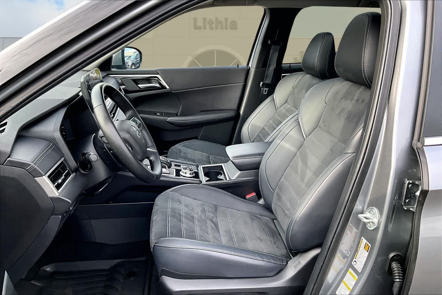 Thumbnail: 2023 Mitsubishi Outlander - 11