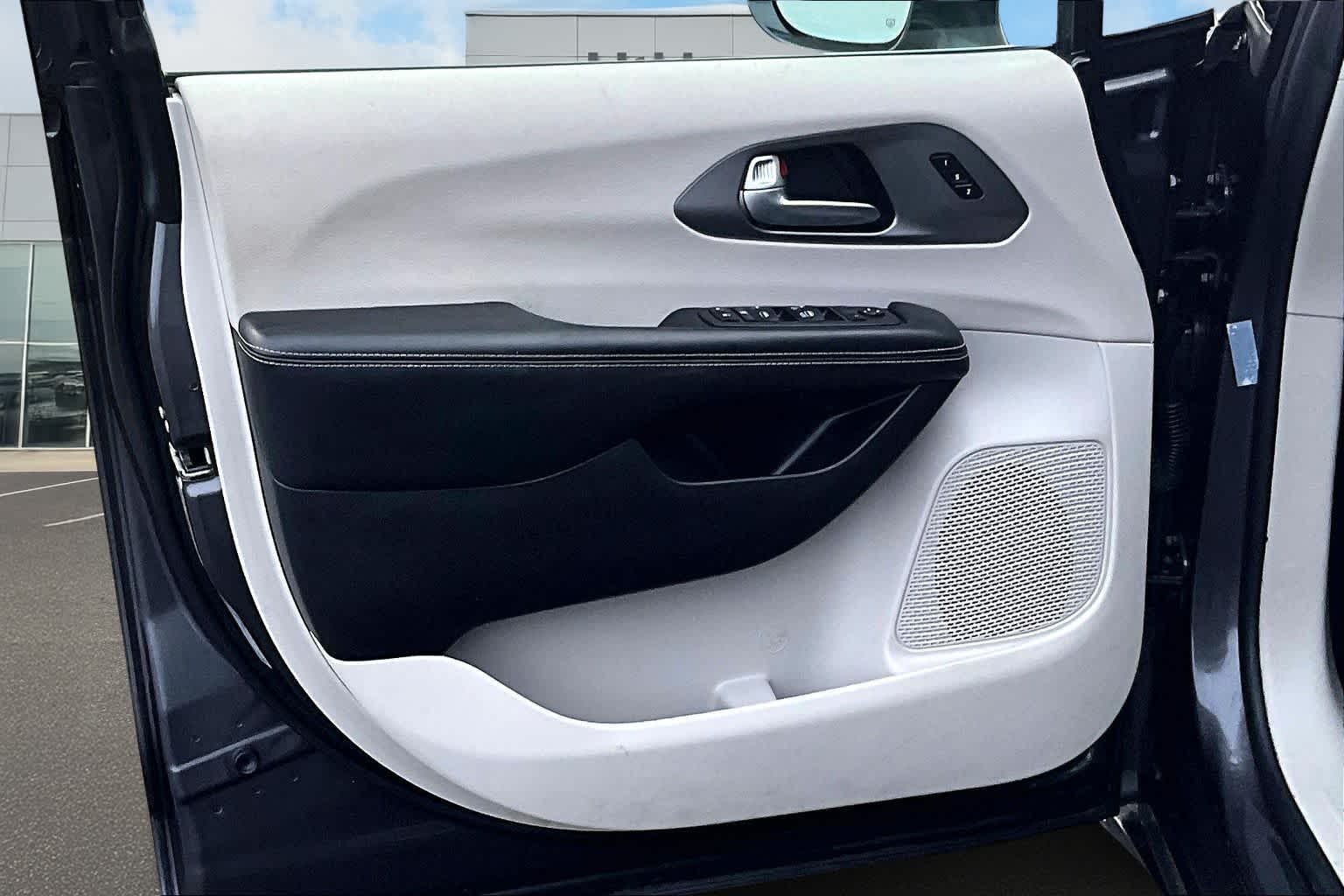 Thumbnail: 2022 Chrysler Pacifica - 28