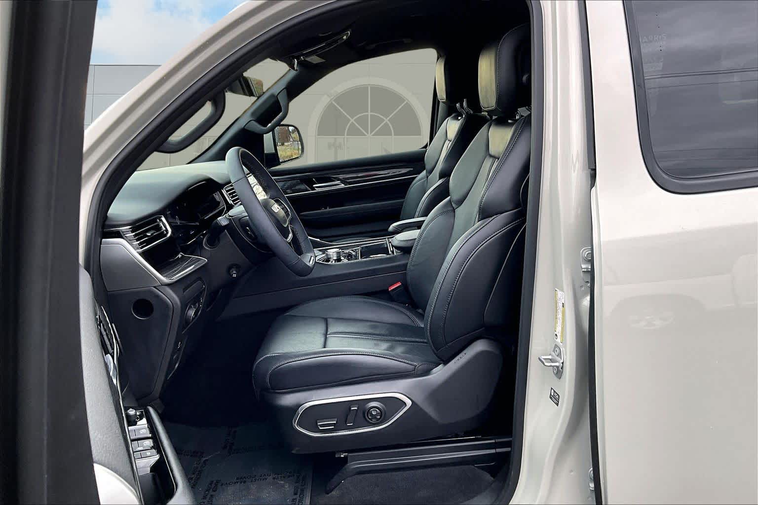 Thumbnail: 2022 Jeep Wagoneer - 11