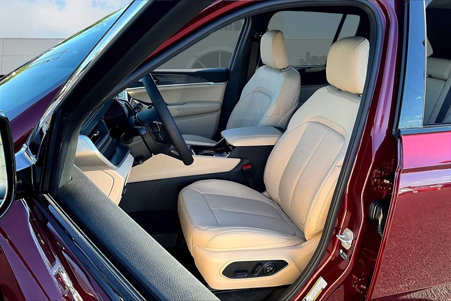 Thumbnail: 2025 Jeep Grand Cherokee - 11