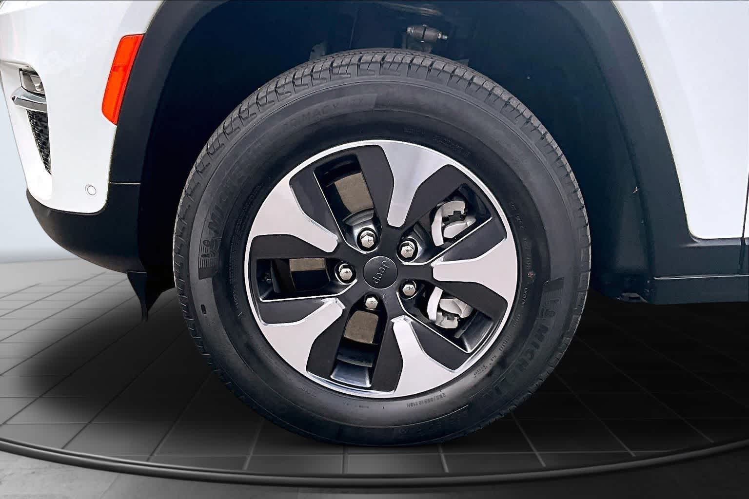 Thumbnail: 2023 Jeep Grand Cherokee - 8