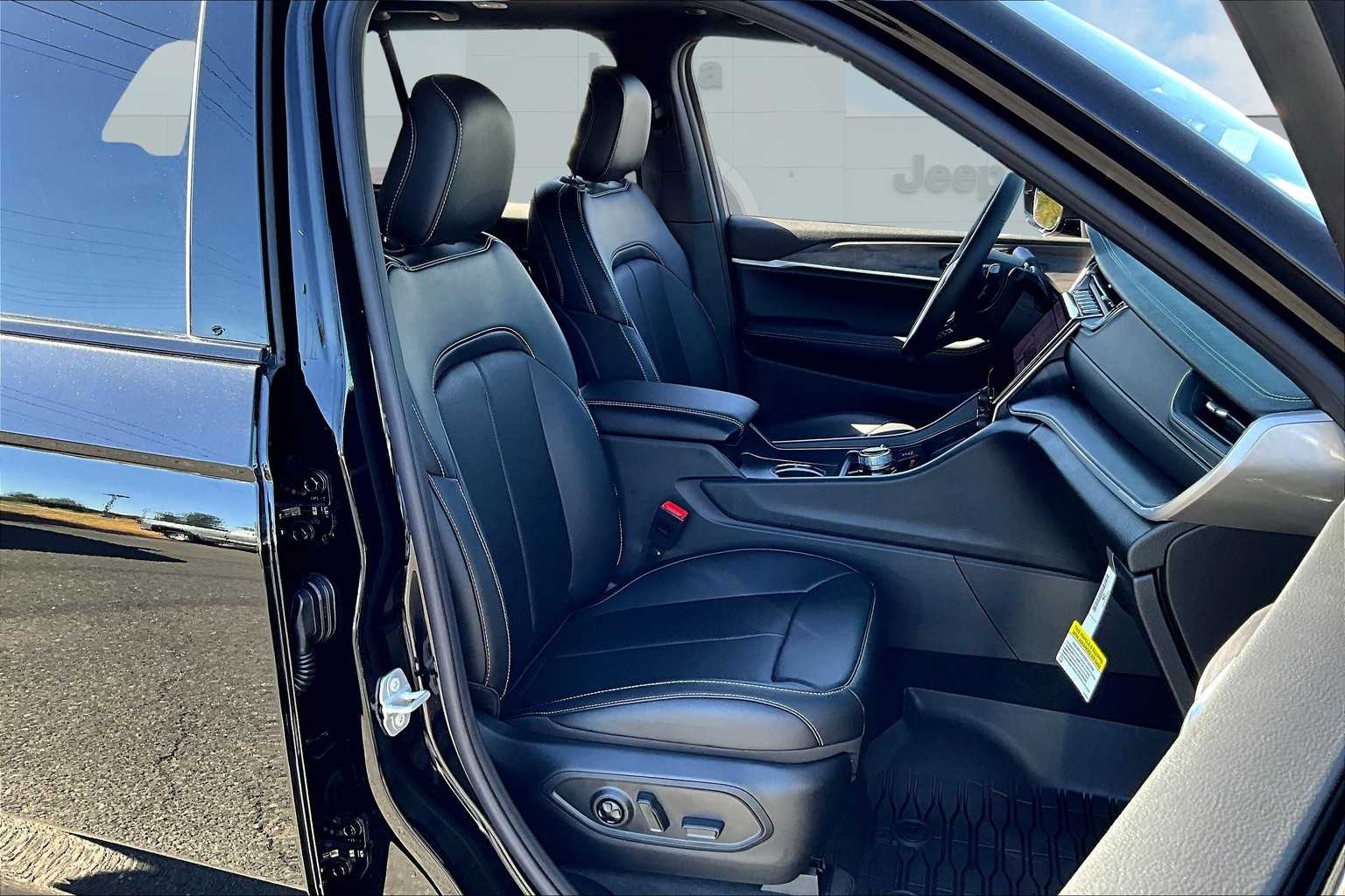 Thumbnail: 2025 Jeep Grand Cherokee - 14