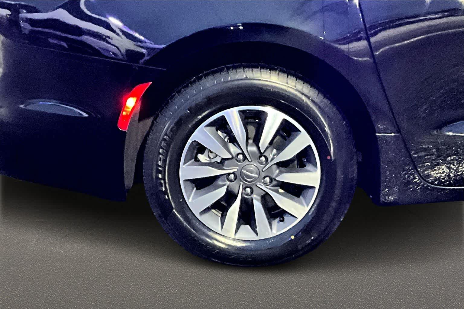 Thumbnail: 2024 Chrysler Pacifica - 36