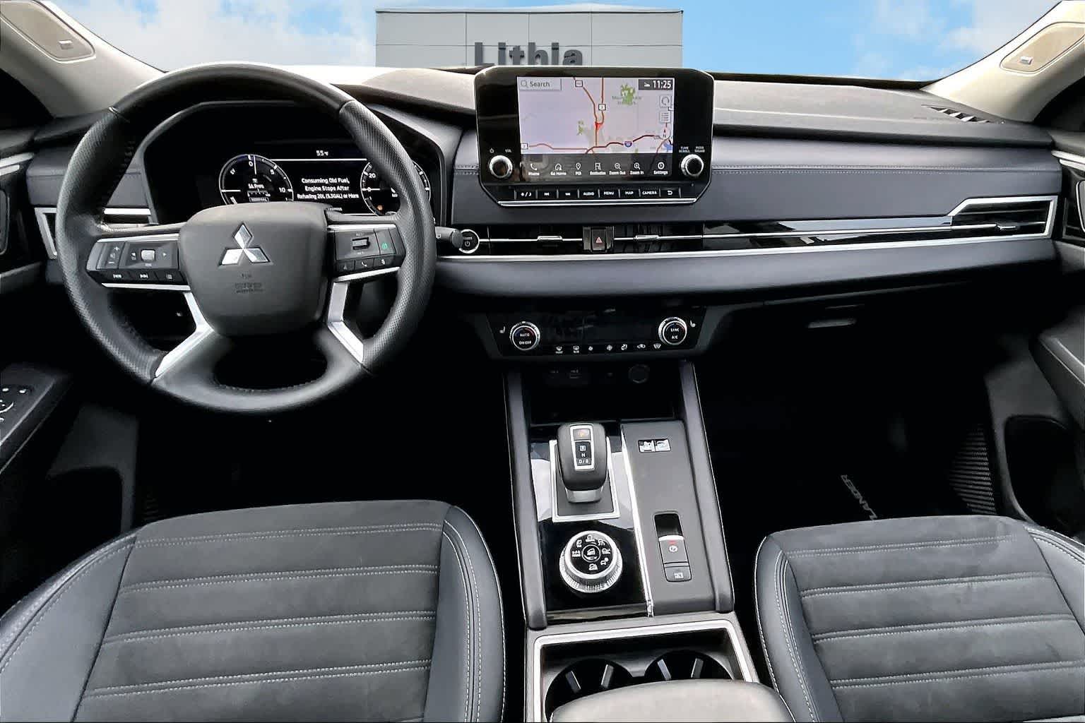 Thumbnail: 2023 Mitsubishi Outlander - 10