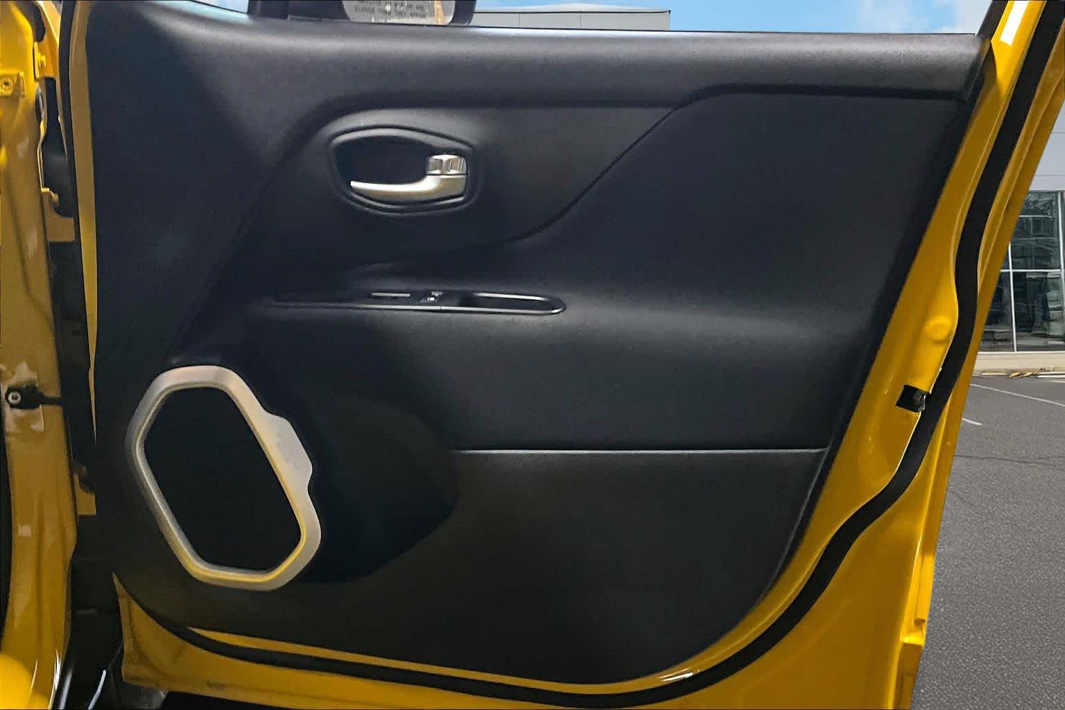 Thumbnail: 2018 Jeep Renegade - 29