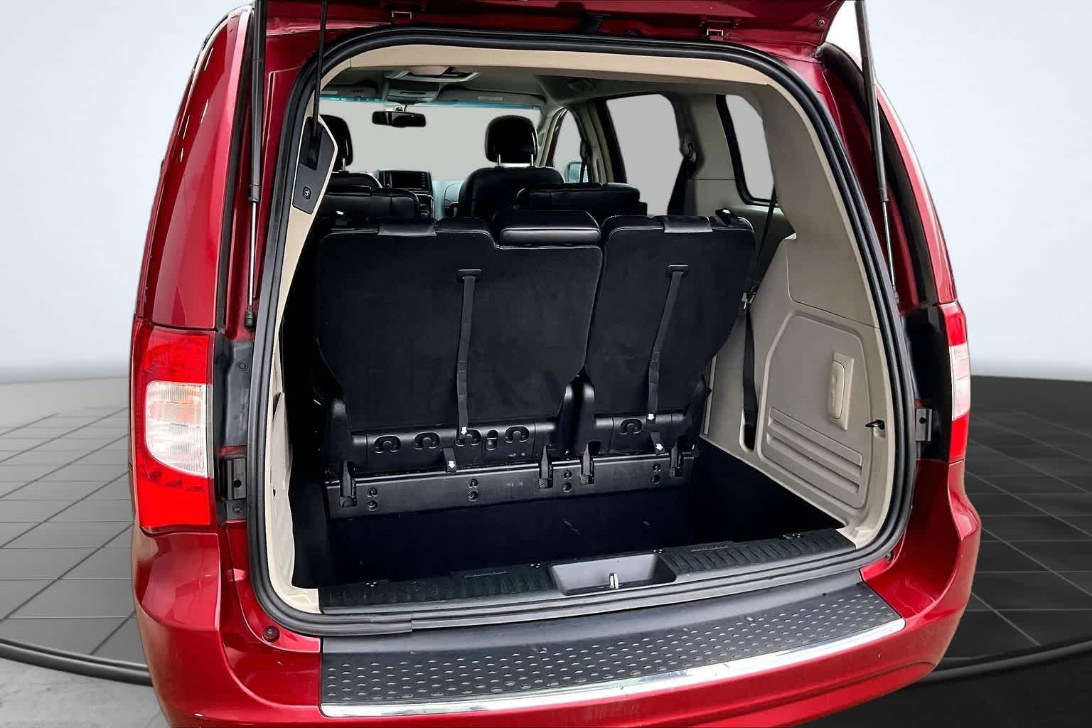 Thumbnail: 2012 Chrysler Town & Country - 19