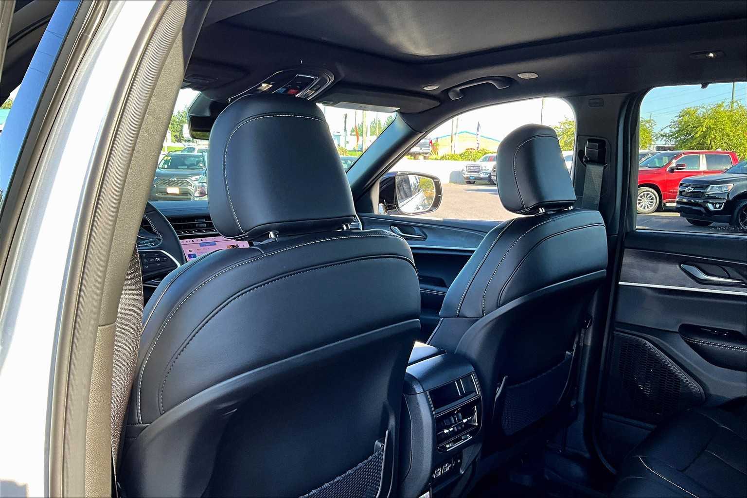 Thumbnail: 2025 Jeep Grand Cherokee - 12