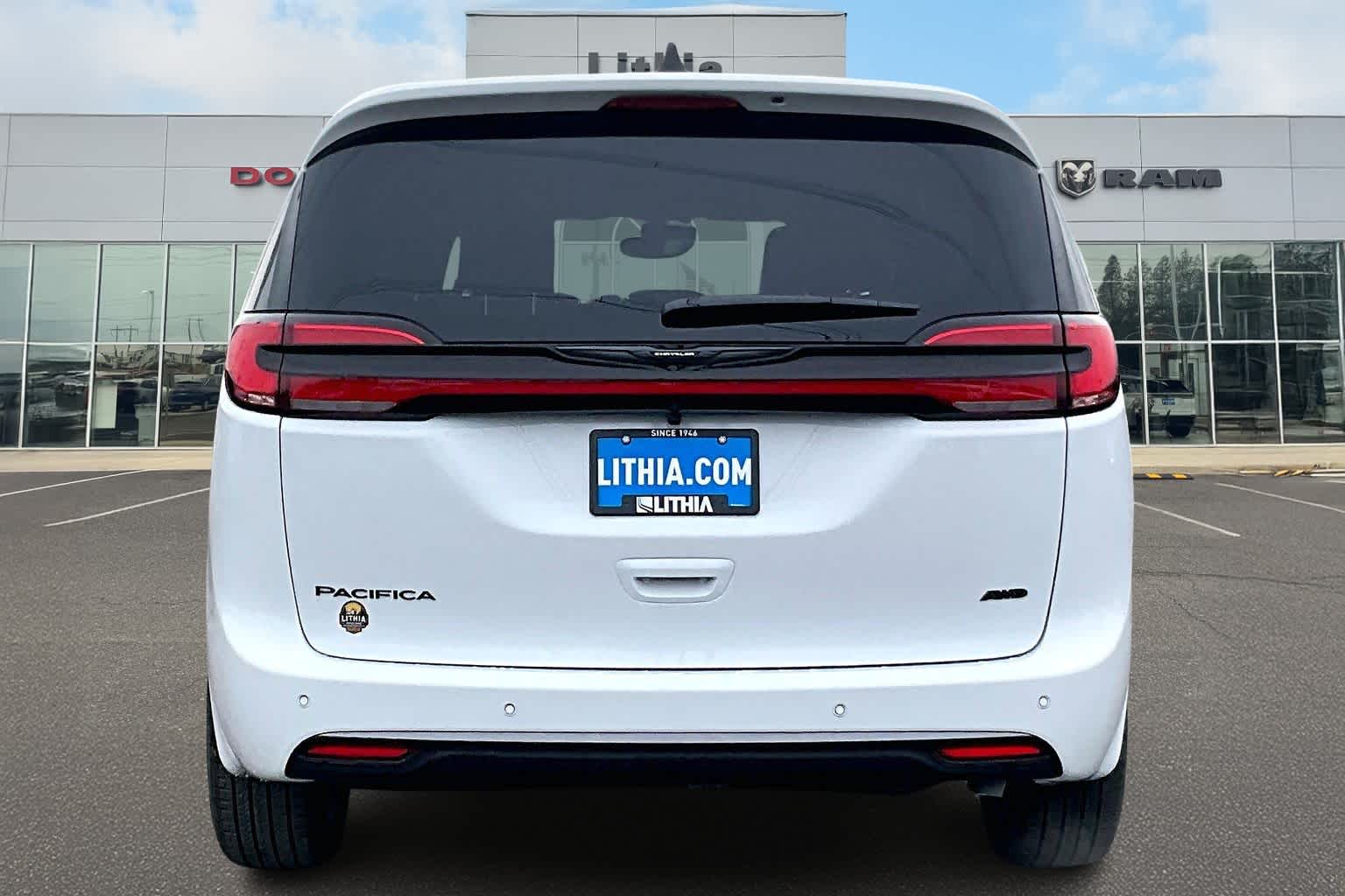 Thumbnail: 2026 Chrysler Pacifica - 5