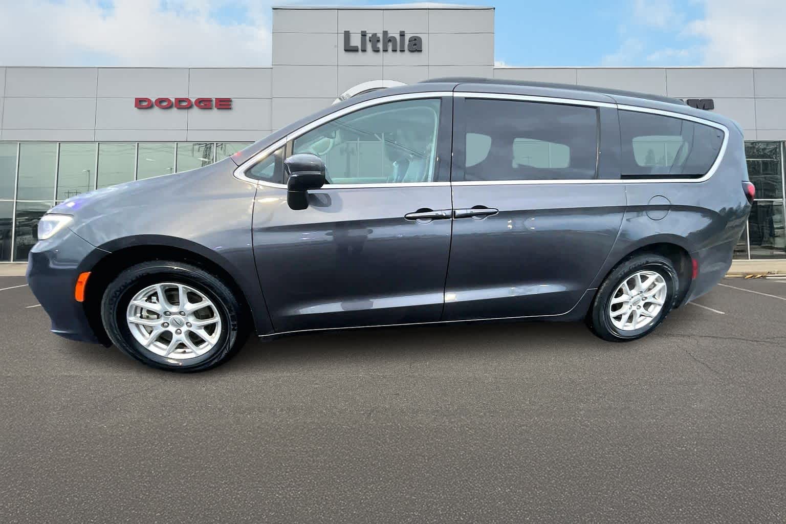 Thumbnail: 2022 Chrysler Pacifica - 3