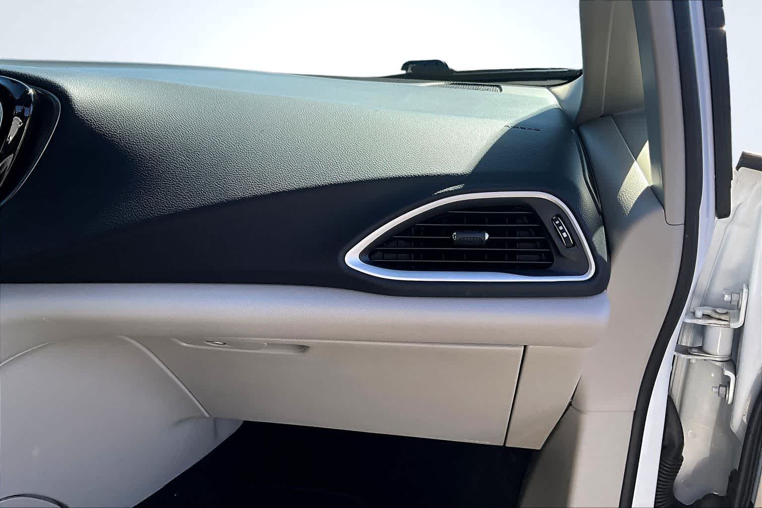 Thumbnail: 2024 Chrysler Pacifica - 24