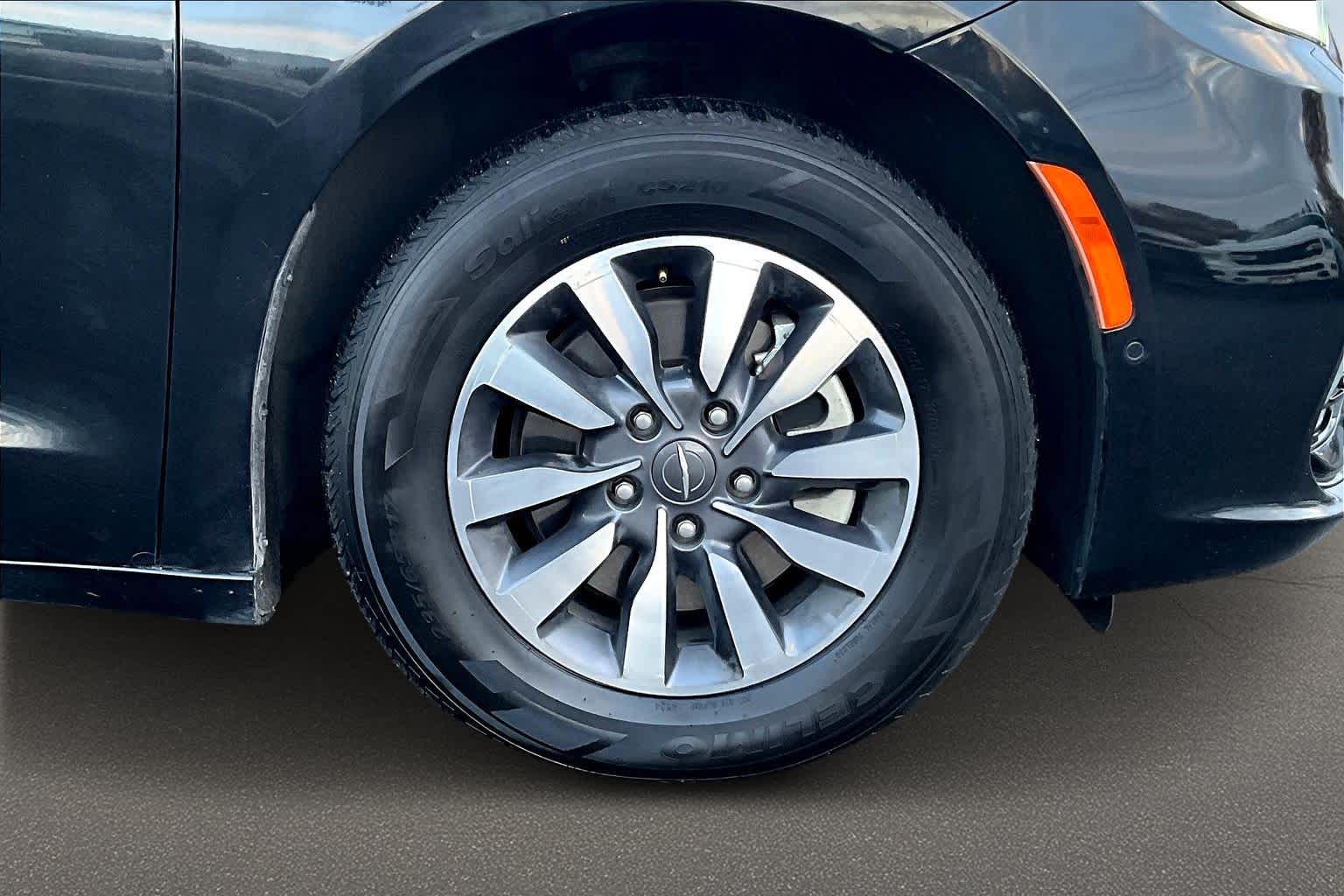 Thumbnail: 2021 Chrysler Pacifica - 34