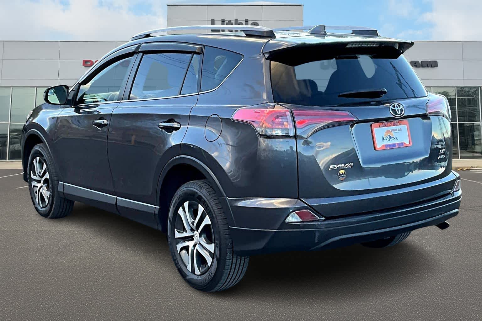 2018 Toyota RAV4 LE photo 4