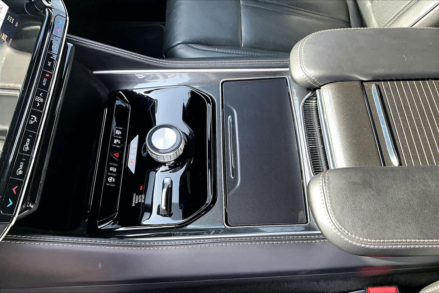 Thumbnail: 2022 Jeep Wagoneer - 16