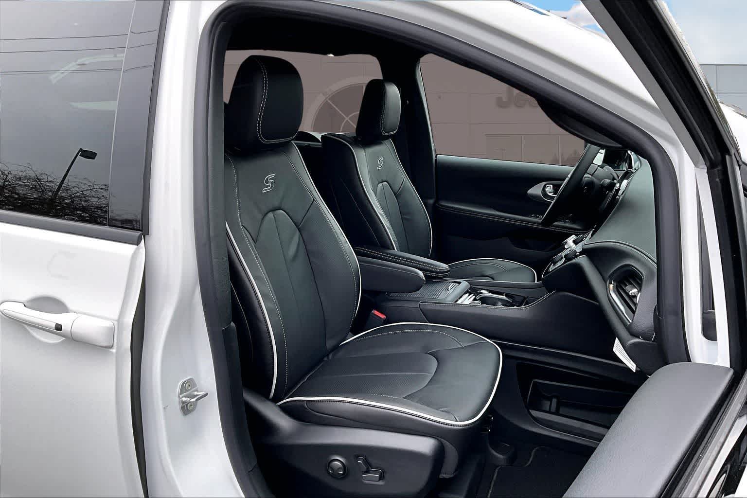 Thumbnail: 2026 Chrysler Pacifica - 14