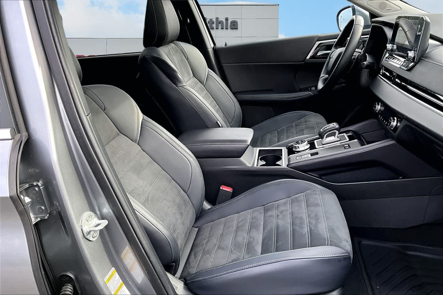 Thumbnail: 2023 Mitsubishi Outlander - 14