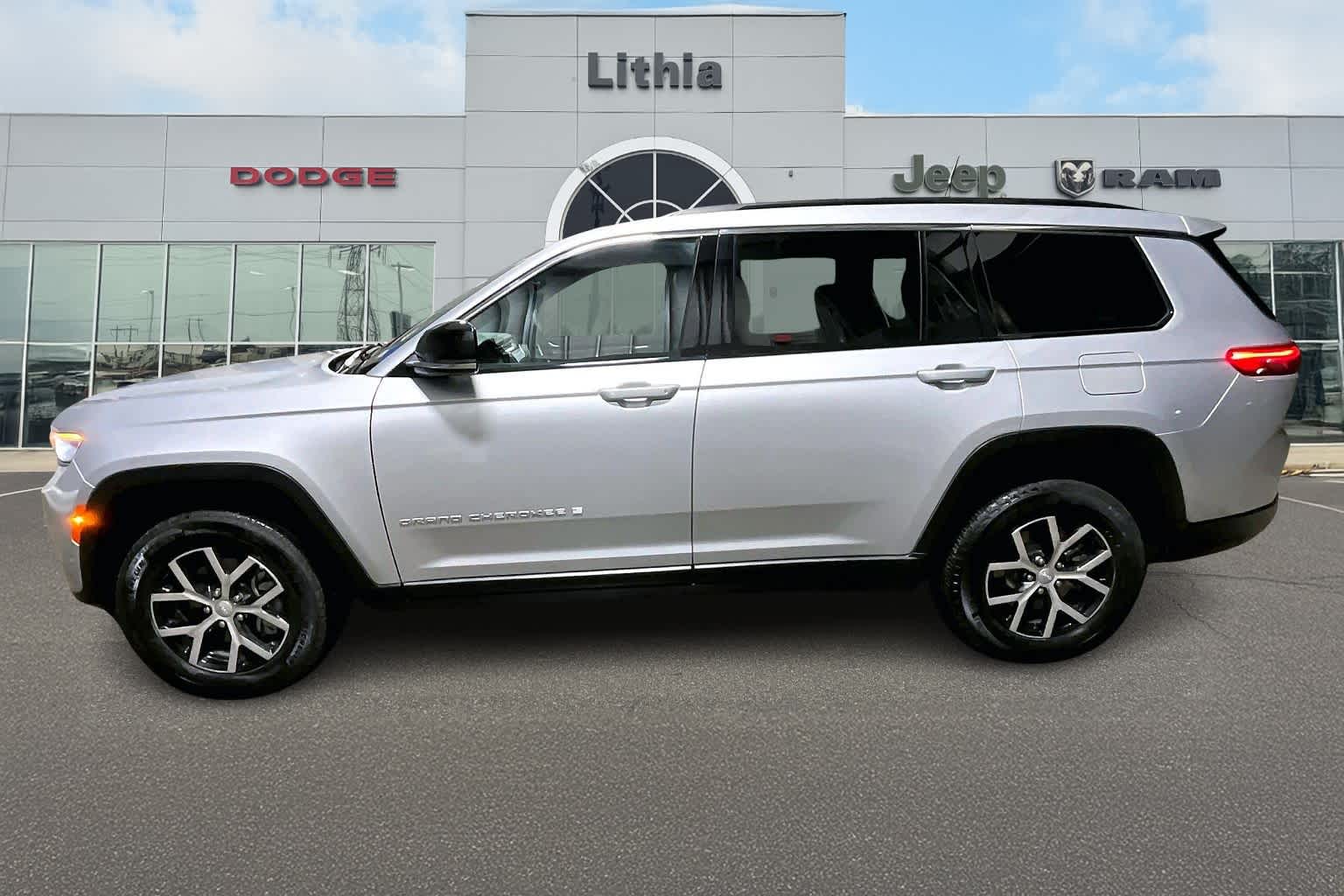 Thumbnail: 2024 Jeep Grand Cherokee L - 3