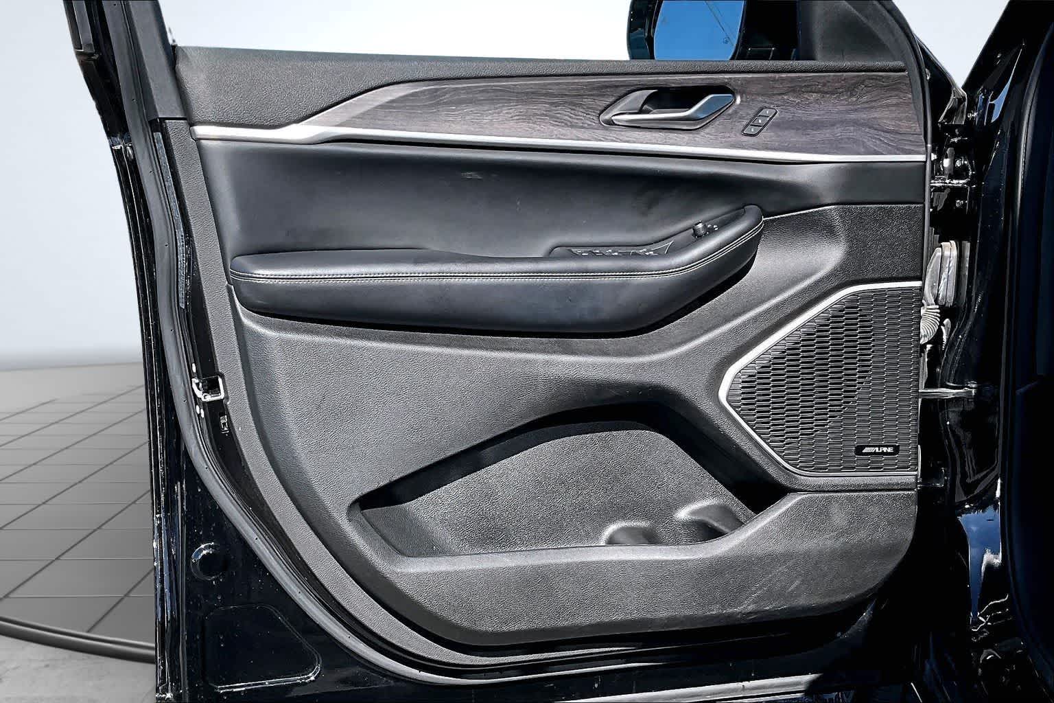 Thumbnail: 2022 Jeep Grand Cherokee - 28