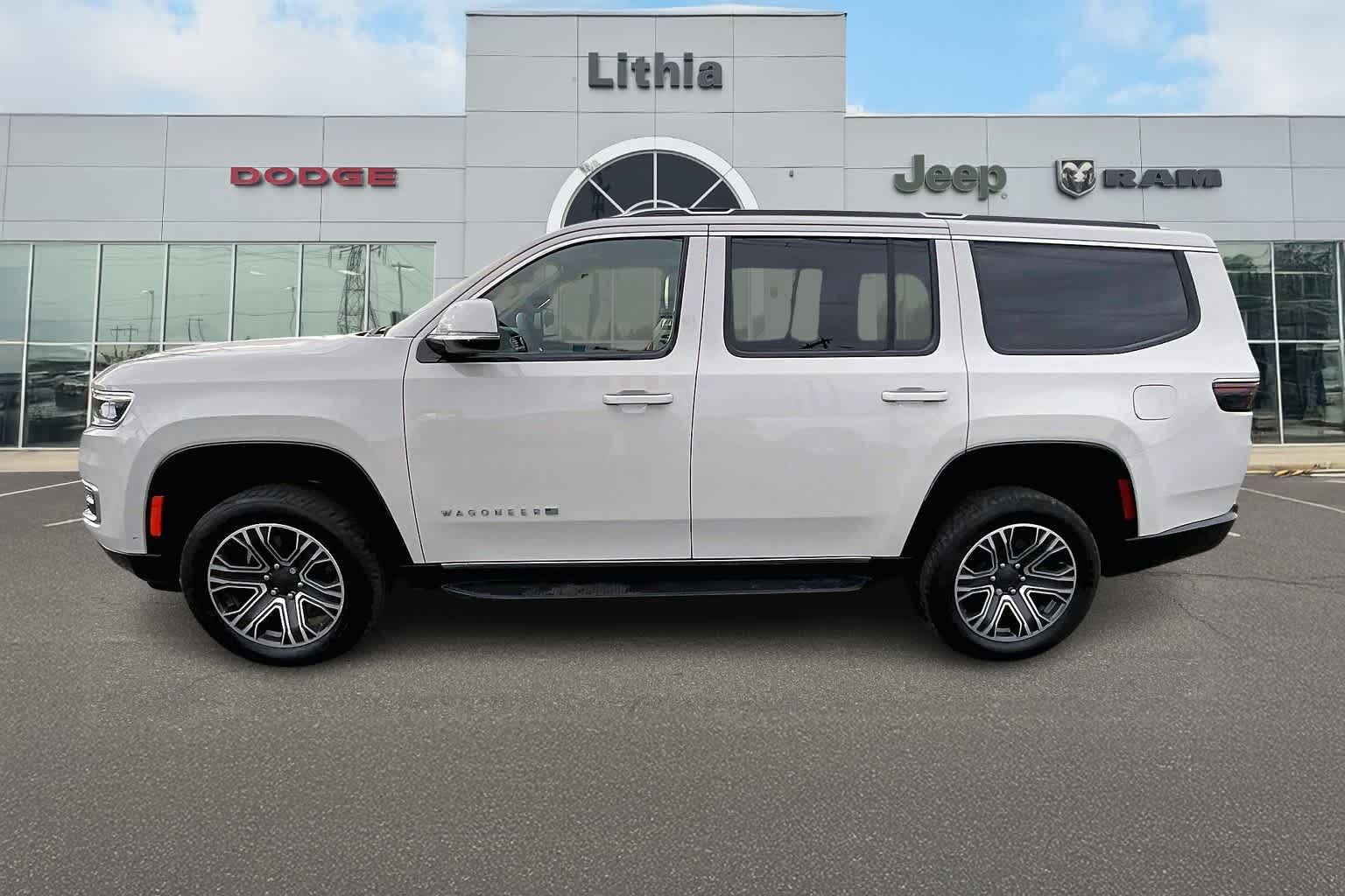 Thumbnail: 2022 Jeep Wagoneer - 3