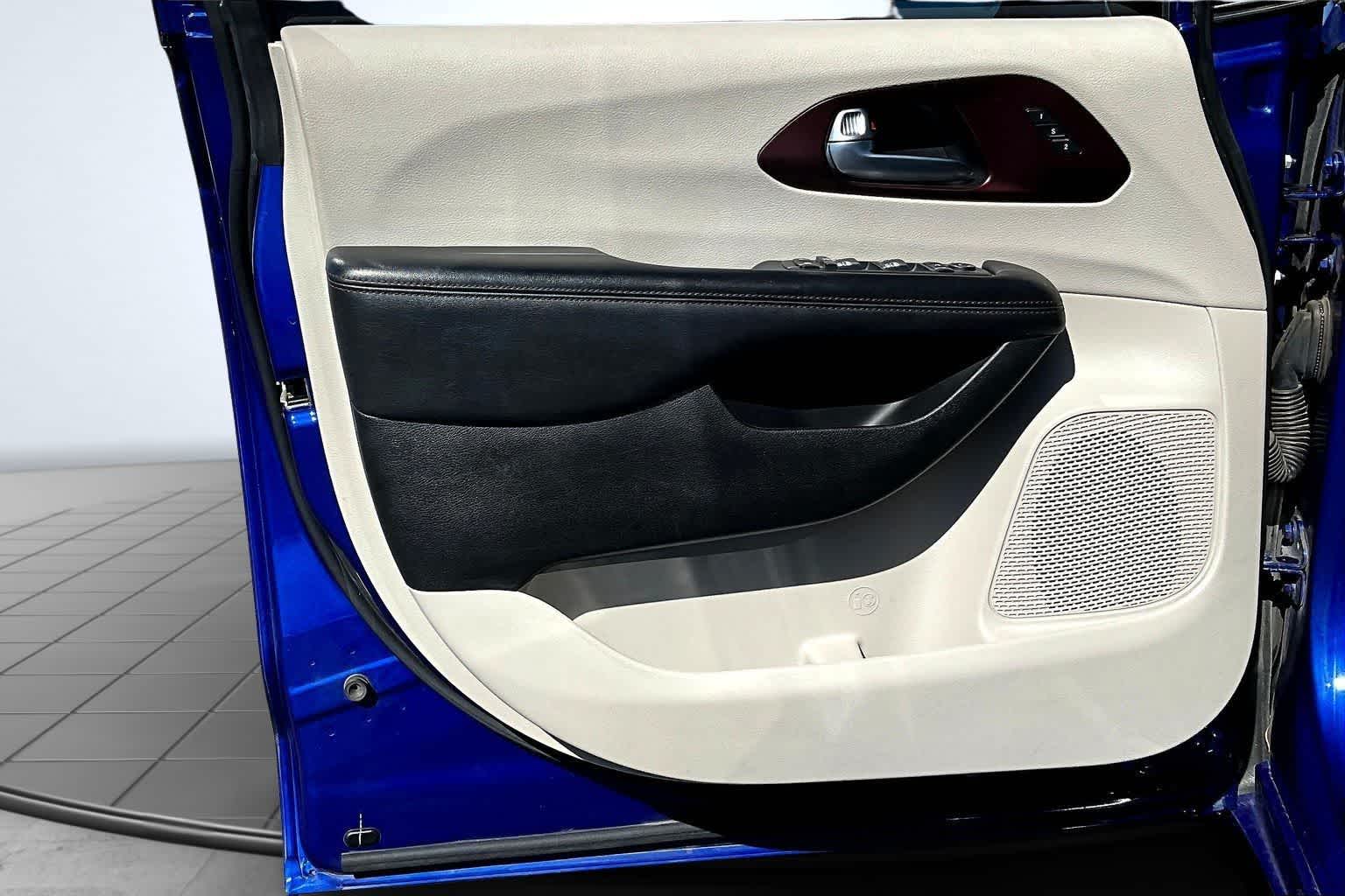 Thumbnail: 2020 Chrysler Pacifica - 28