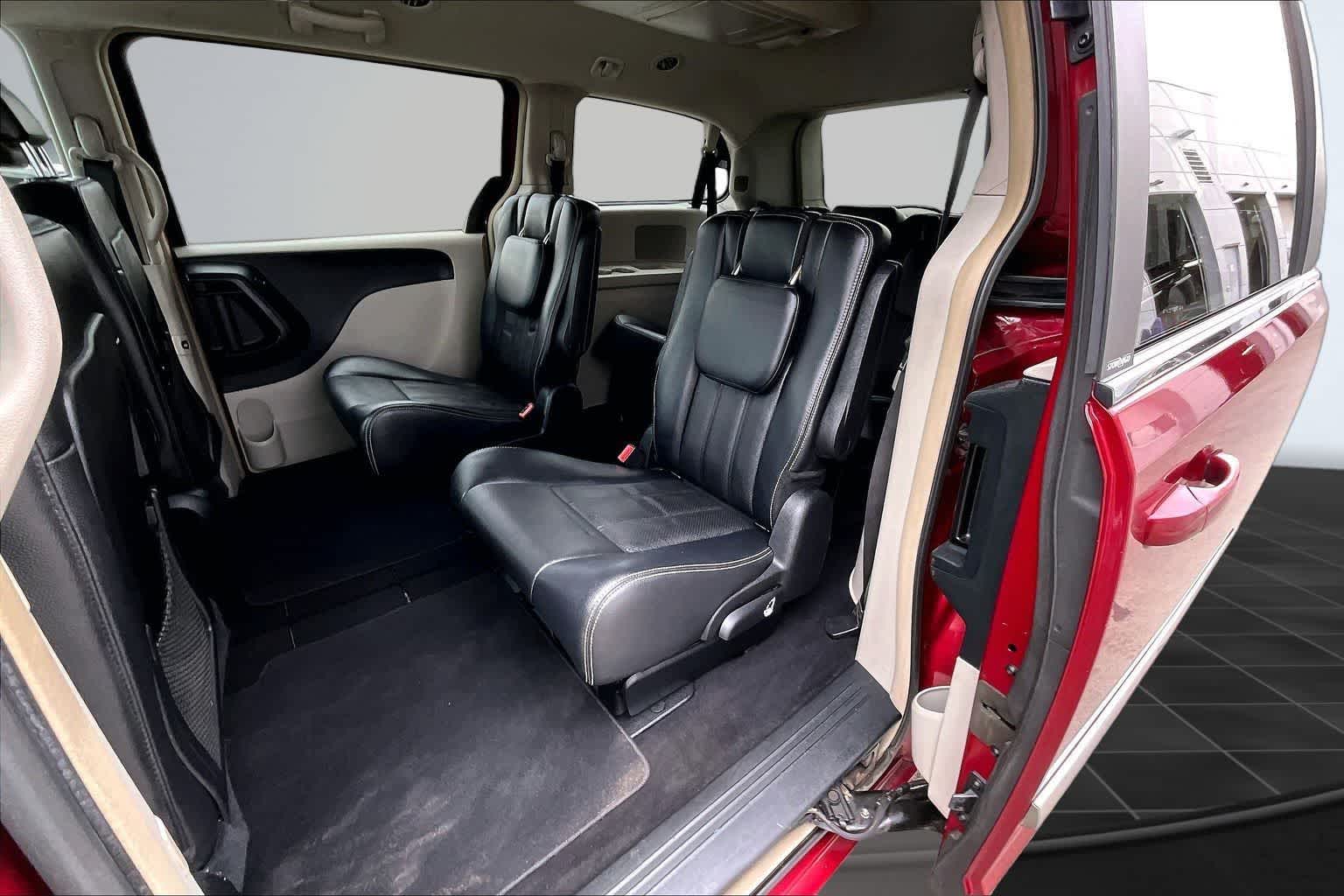 Thumbnail: 2012 Chrysler Town & Country - 13